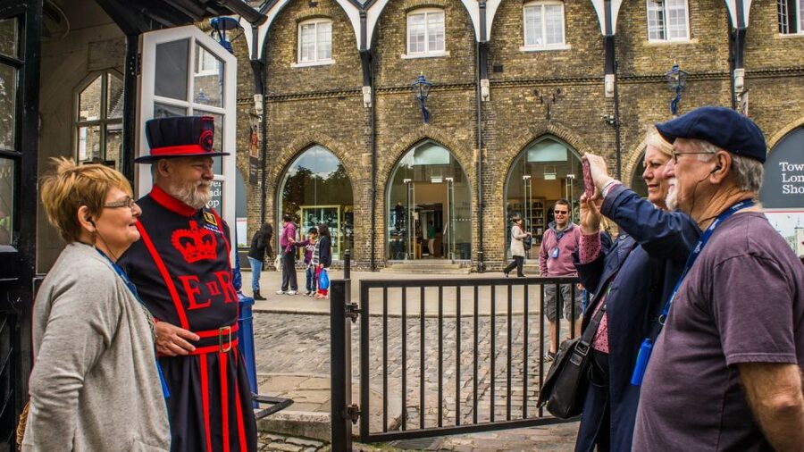 London: Tower of London & Changing of the Guard Experience - Why guide positioning matters