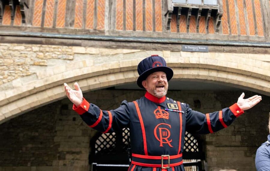 London: Tower of London & Changing of the Guard Experience - Entering the Tower before the crowds