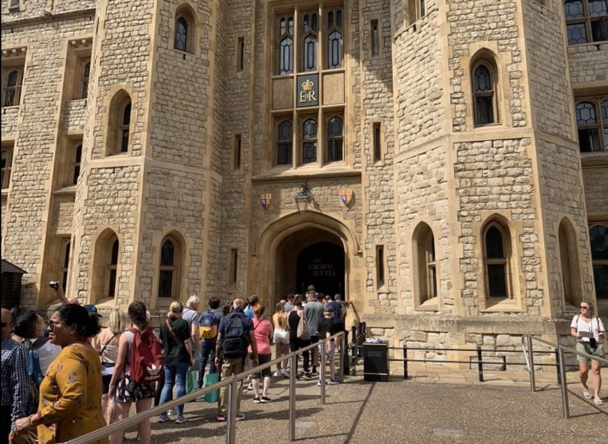 London: Tower of London Guided Tour with Boat Ride - Meeting at the Tower and getting oriented