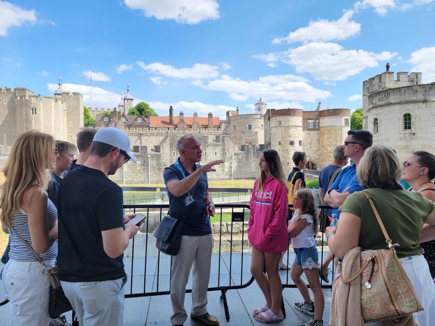 London: Tower of London Tour with Crown Jewels & Beefeaters - The Beefeater meeting adds a human voice