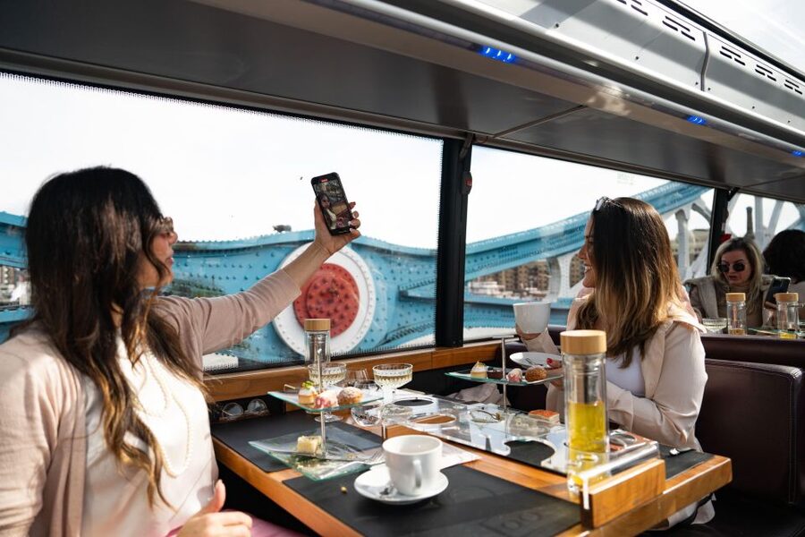 London: Traditional Afternoon Tea Tour in a Luxury Coach - Why this afternoon tea works on a sightseeing bus