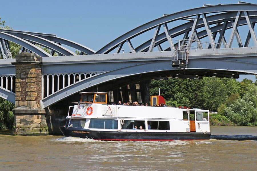 London: Westminster to Kew River Thames Cruise - Leaving Westminster beside Parliament and Lambeth Palace