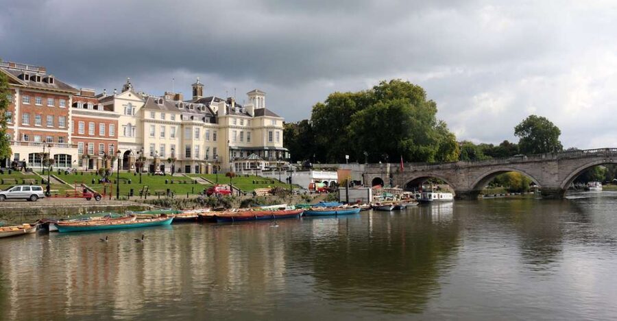 London: Westminster to Richmond River Thames Cruise - Chelsea and Putney show the Thames in motion