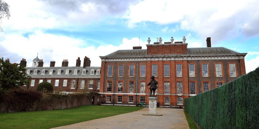 London: Westminster Walking Tour and Kensington Palace Visit - Starting beside the Ritz in Green Park