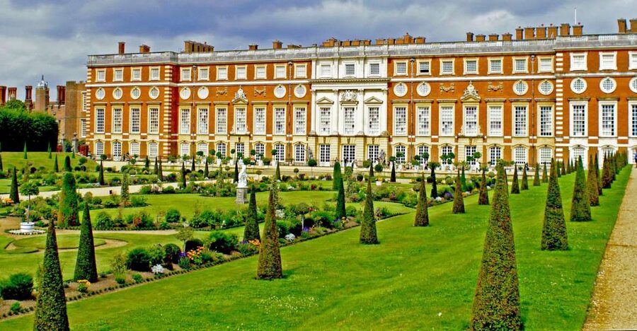 London: Windsor Castle & Henry VIII's Hampton Court Palace - One day, two very different royal homes