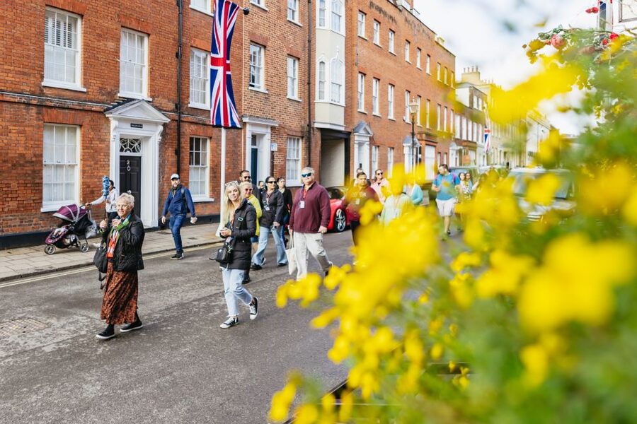 London: Windsor Castle, Stonehenge & Bath Full-Day Tour - The guides are a major part of the experience