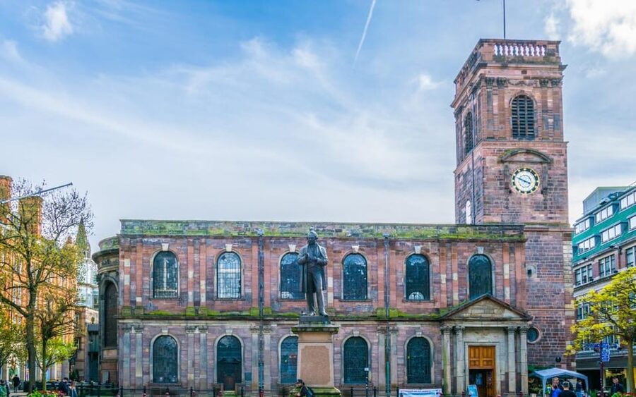 Manchester: City Walking Tour & Exploration Game - How the app changes the walking-tour experience