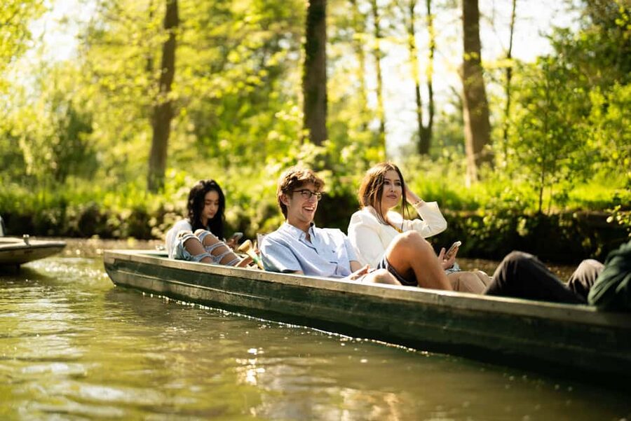 Oxford: Alumni-Led Walking & Punting Tour w/opt New College - A 90-minute walk through Oxford University