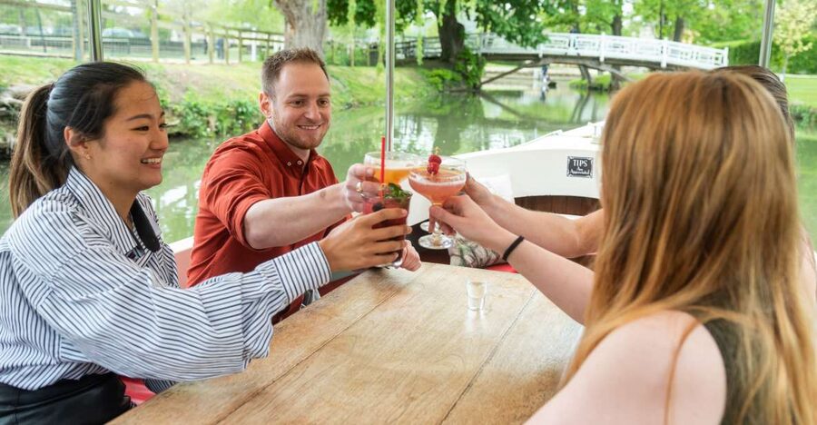 Oxford: Evening Sightseeing River Cruise with a Cocktail - Choosing a seasonal cocktail before boarding