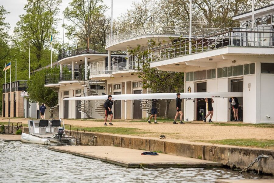 Oxford: Evening Sightseeing River Cruise with a Cocktail - Seeing Oxford’s boat houses from the river
