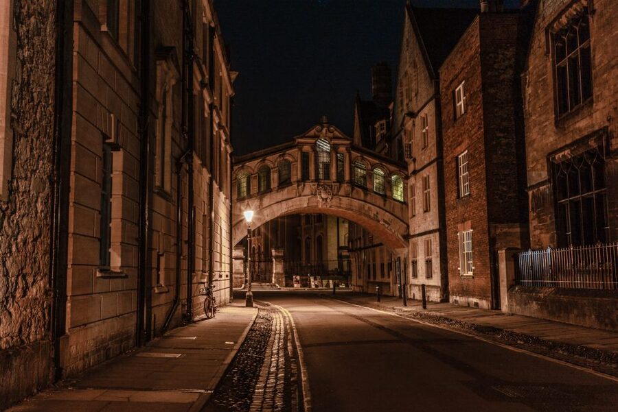 Oxford Official Ghost Tour - Oxford’s dark side begins on Broad Street