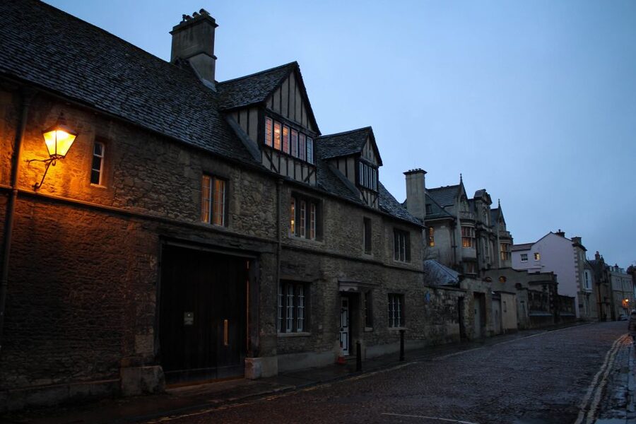 Oxford Official Ghost Tour - Seeing Oxford’s architecture after dark