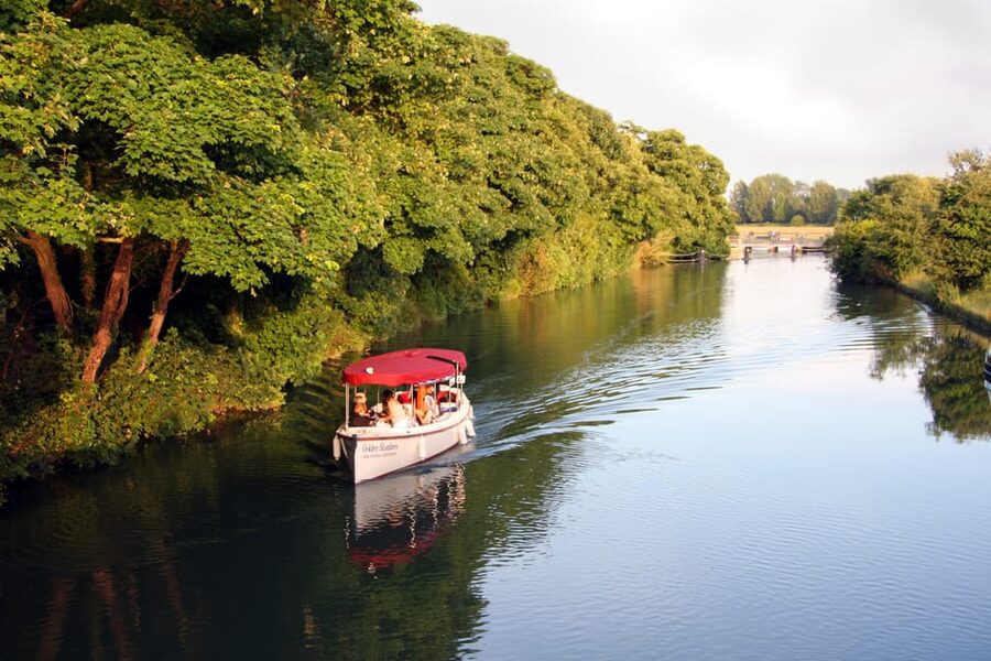 Oxford: Scenic Sightseeing Cruise with Gourmet Picnic - Passing through the lock and stopping at the old inn