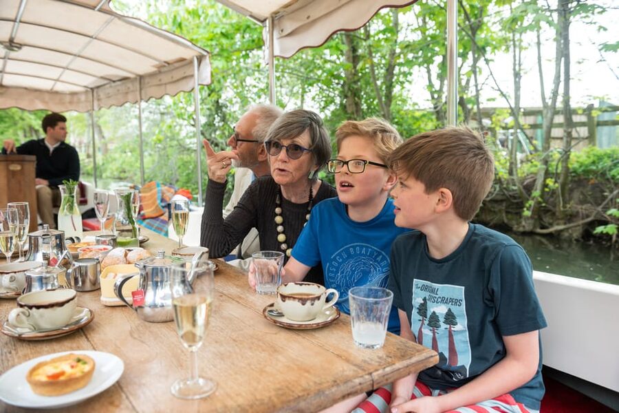 Oxford: Scenic Sightseeing Cruise with Gourmet Picnic - What comes in the picnic basket