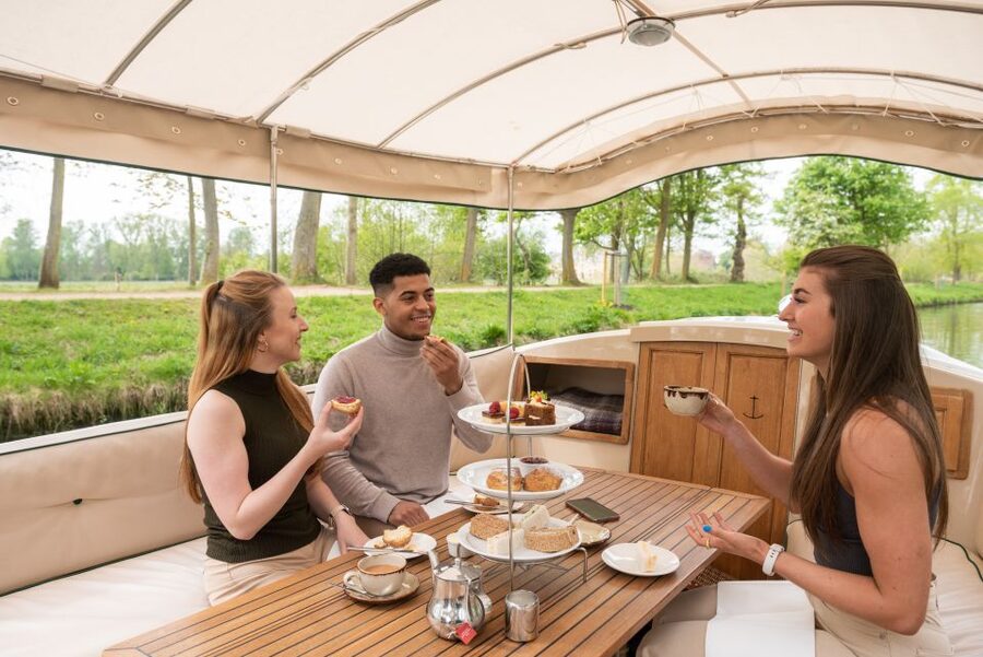 Oxford: Sightseeing River Cruise with Afternoon Tea - Oxford’s rowing course is the real show