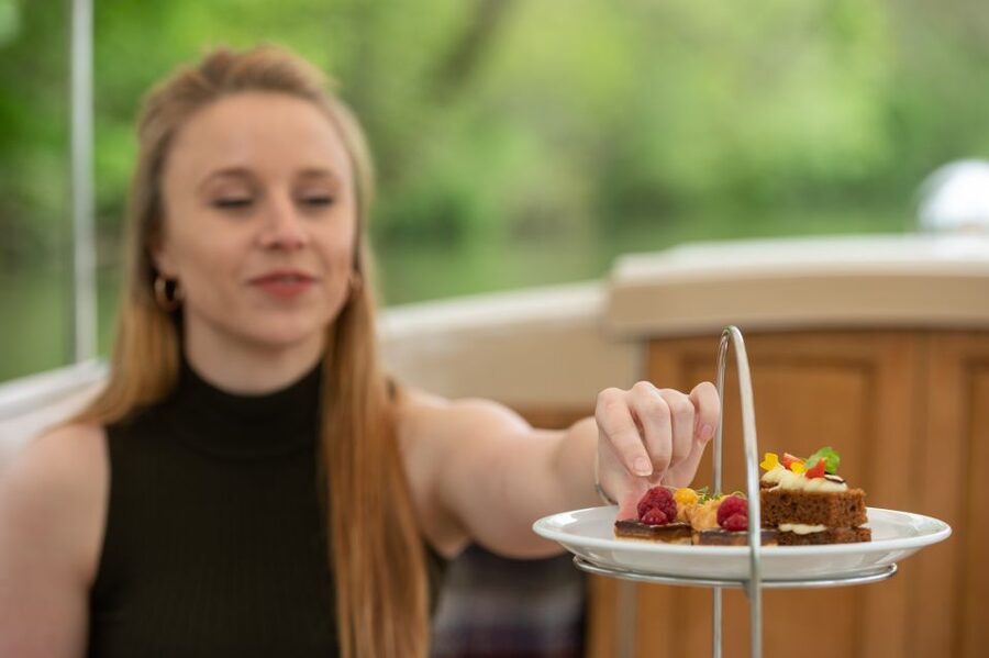 Oxford: Sightseeing River Cruise with Afternoon Tea - Water meadows, willows, and Rose Island