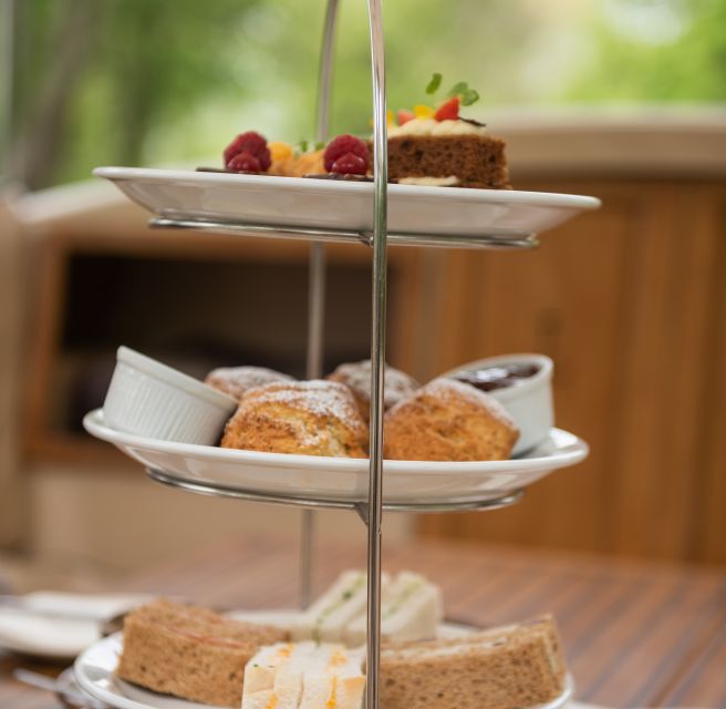 Oxford: Sightseeing River Cruise with Afternoon Tea - Afternoon tea served while the scenery moves