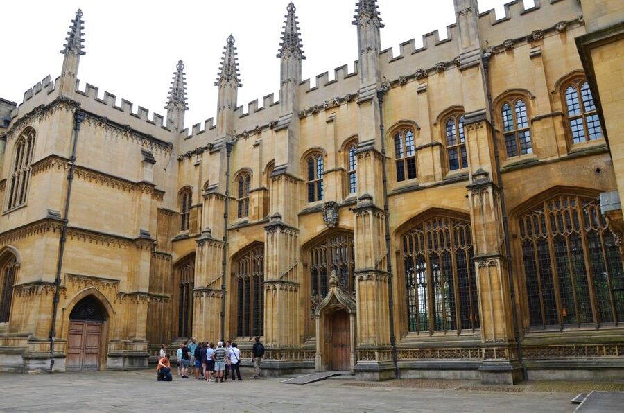 Oxford: University and City Walking Tour with Alumni Guide - The difference between a two-hour walk and a longer option