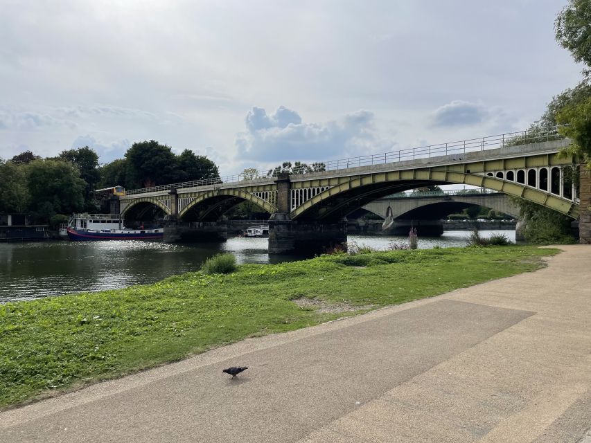 Richmond: Ted Lasso Guided Walking Tour - How the guides shape the experience