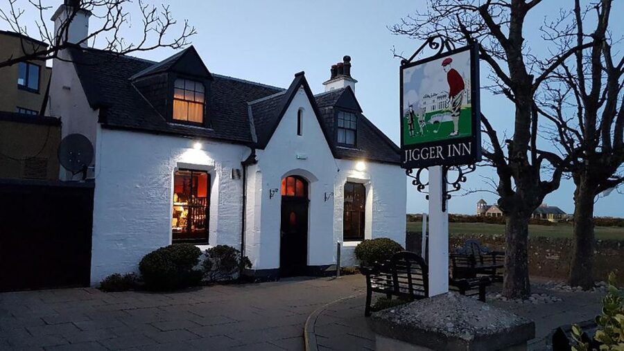 St Andrews: Golf Origins and Old Course History Tour - Walking the 1st and 18th fairways safely