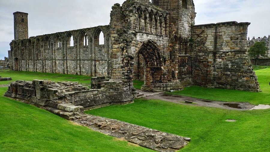 St Andrews: Guided Walking Tour, 12pm, 2pm daily - Who should book this tour?