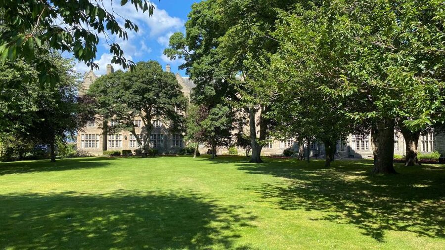 St Andrews: Town, Golf, and Old Course History Tour - The walking, language, and group experience