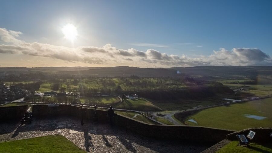 Stirling Castle: Skip-the-Line Guided Tour in Spanish - Entering the royal palace of Scotland