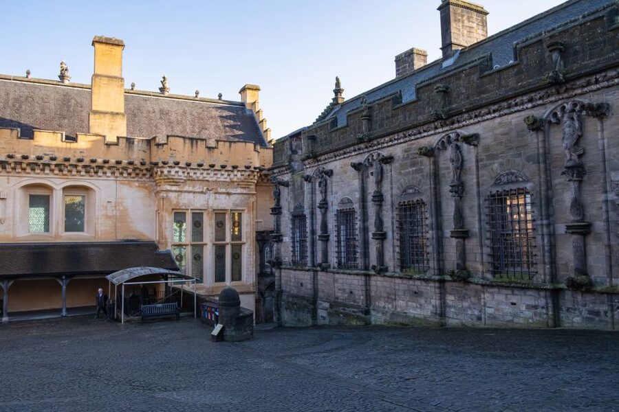 Stirling Castle: Skip-the-Line Guided Tour in Spanish - John Damian, the bird-man of Stirling