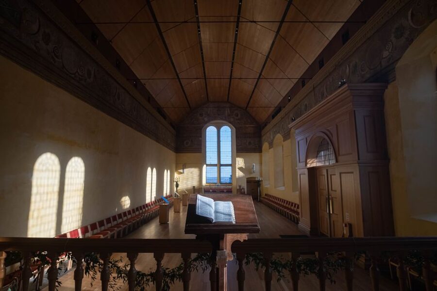Stirling Castle: Skip-the-Line Guided Tour in Spanish - What the 1.5-hour format does well