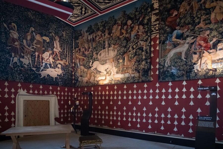 Stirling Castle: Skip-the-Line Guided Tour in Spanish - Starting on the esplanade with sieges and legends