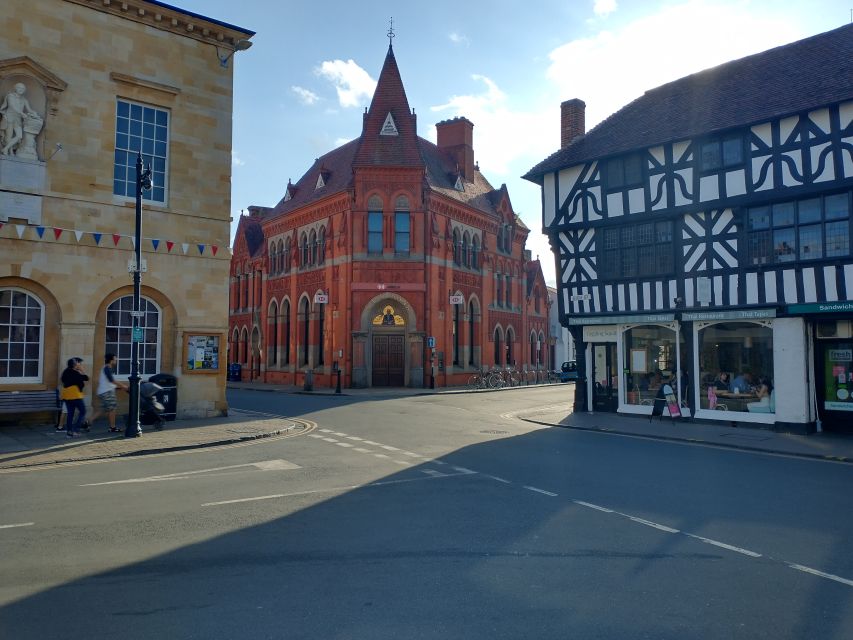 Stratford-Upon-Avon: The Famous Walk Talk Show - Returning by the Swan Theatre and the River Avon