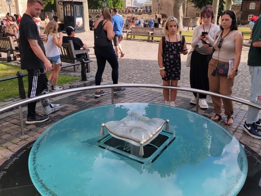 Tower of London: Early Access with Crown Jewels & Beefeaters - Meeting the Beefeaters before the gates open