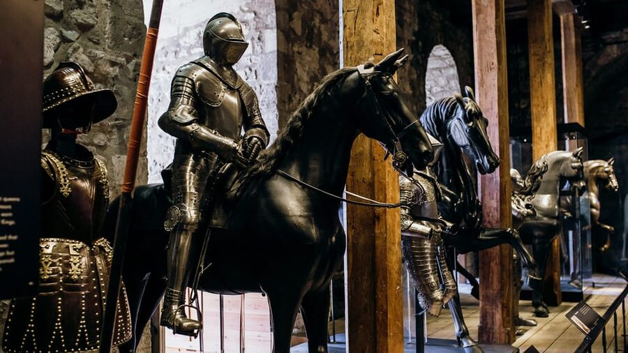 Tower of London Tour with Crown Jewels, plus River Cruise - Ramparts, royal rooms, and the view over the Thames