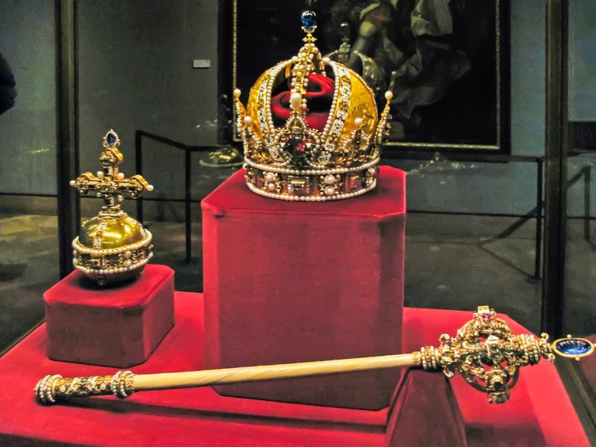 Ultimate Tower of London, Beefeater Welcome & Crown Jewels - The Crown Jewels without the worst queue