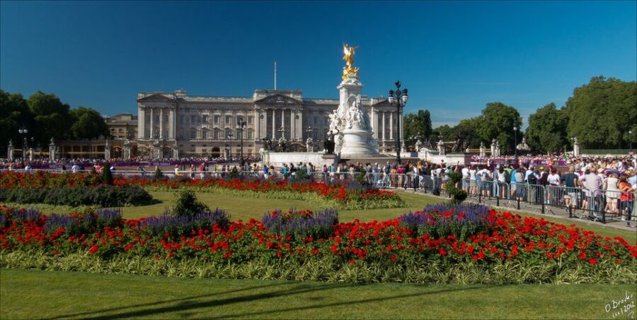 Windsor Castle and Buckingham Palace Full-Day Tour - Free time in Windsor town