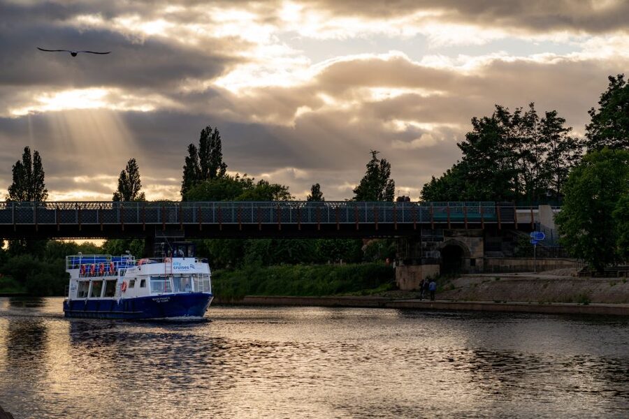 York: 60-Minute 'Happy Hour' Cruise For All Ages - The captains commentary is the heart of the trip