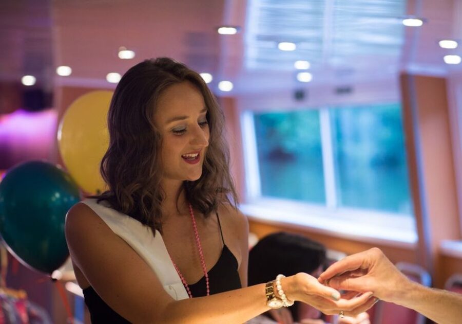York: Party Cruise with Drink, Dinner, and DJ - The welcome prosecco and first few minutes