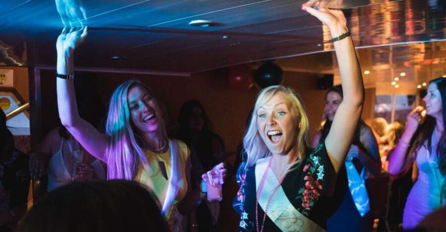 York: Party Cruise with Drink, Dinner, and DJ - Seeing York after dark