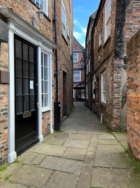 York’s Snickelways Story Walking Tour - Meeting Ross on High Petergate
