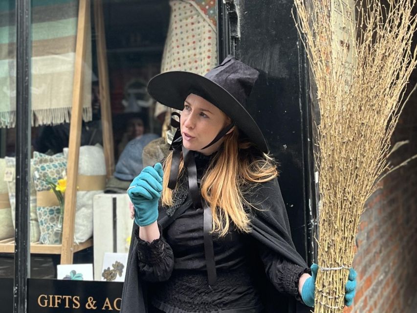 York: Witches and History Old Town Walking Tour - How the theatrical style affects the experience